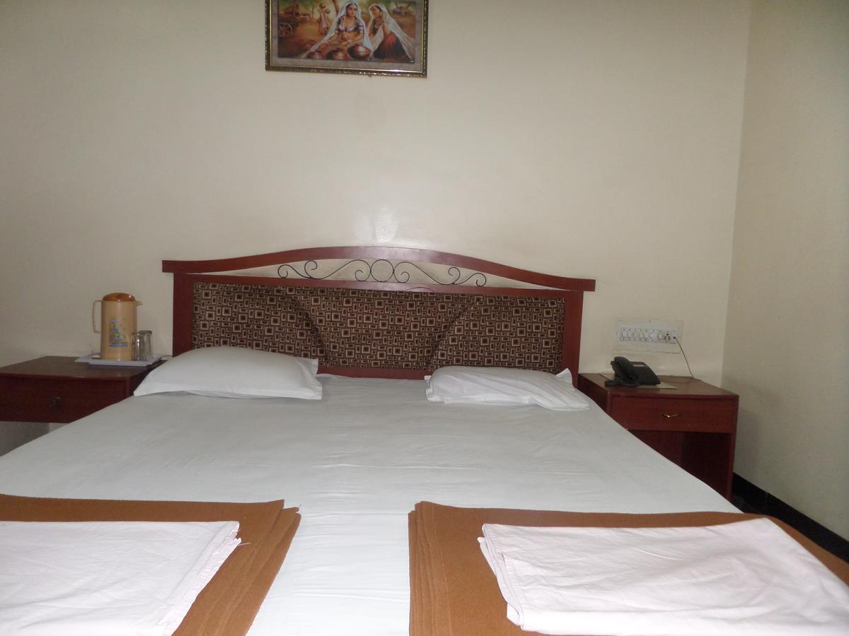 Hotel Ambessador Executive سولابور المظهر الخارجي الصورة